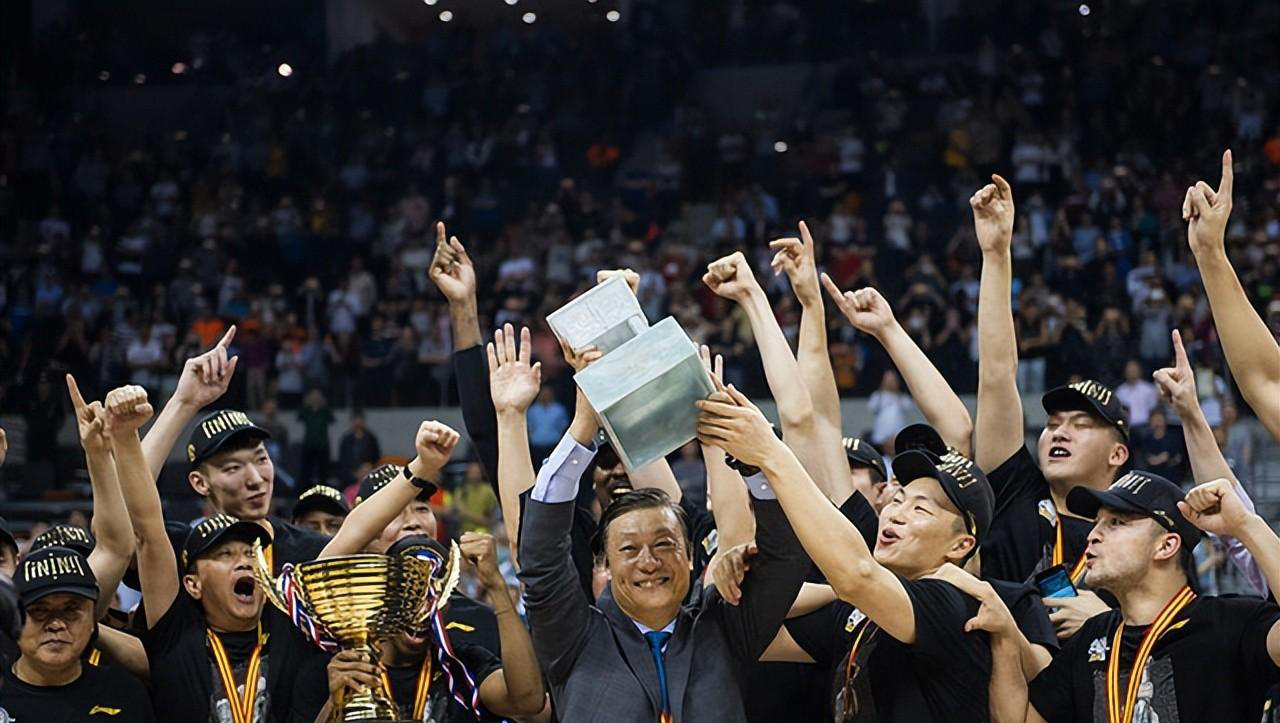 国际比赛日新疆广汇调整名单以备欧超杯，篮板制胜环节打磨，悬念犹存，团队化学反应显著的简单介绍